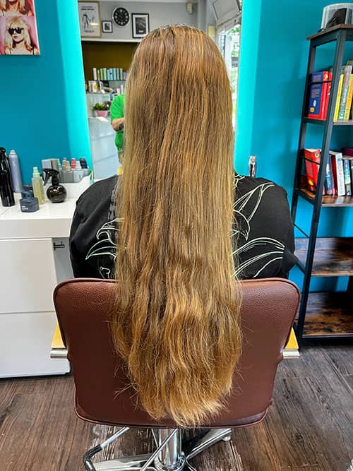 Frau mit langen Haaren beim Friseur